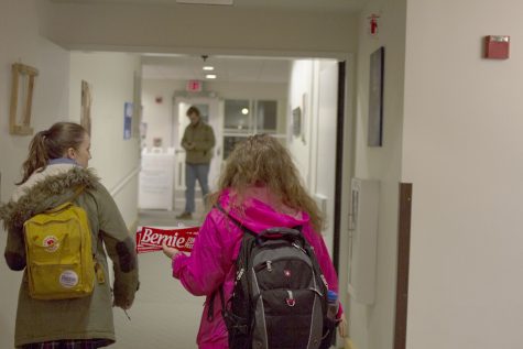 <p>Bernie volunteers storm dorms</p>