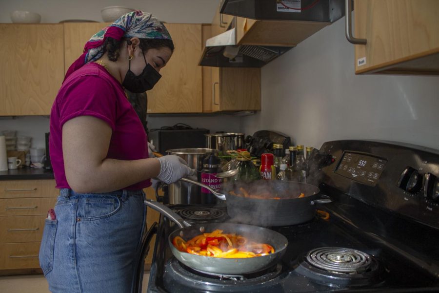 UVM Hillel intern Naomi Scholder ‘25 cooks vegetables for Shabbat. UVM Hillel hosts Shabbat every Friday.