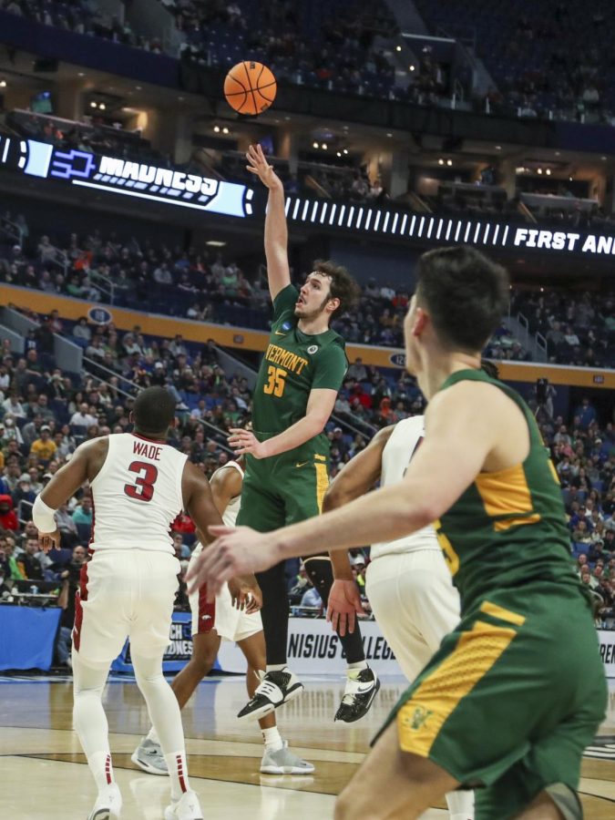 Vermonts+Ryan+Davis+puts+up+a+floater+during+UVMs+first+round+NCAA+March+Madness+basketball+game+against+the+Arkansas+Razorbacks.