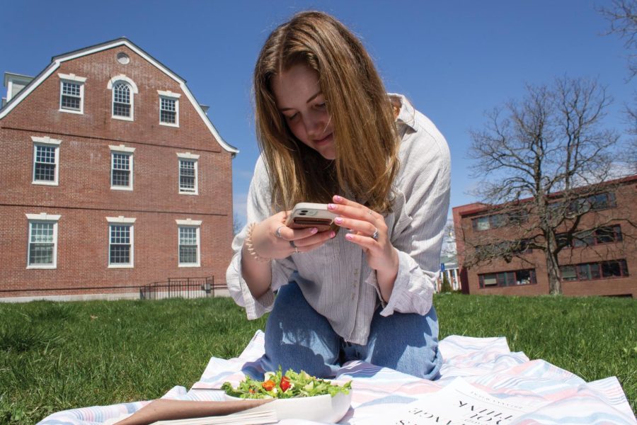 Sophomore+Ally+Wheeler+captures+content+for+her+nutritional+Instagram+page+%40radiantplates+on+Redstone+campus+April+29.+%0A