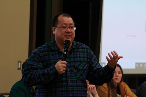 Alex Yin, executive director of UVM’s Office of Institutional Research and Assessment, presenting at SGA’s meeting Oct. 18.