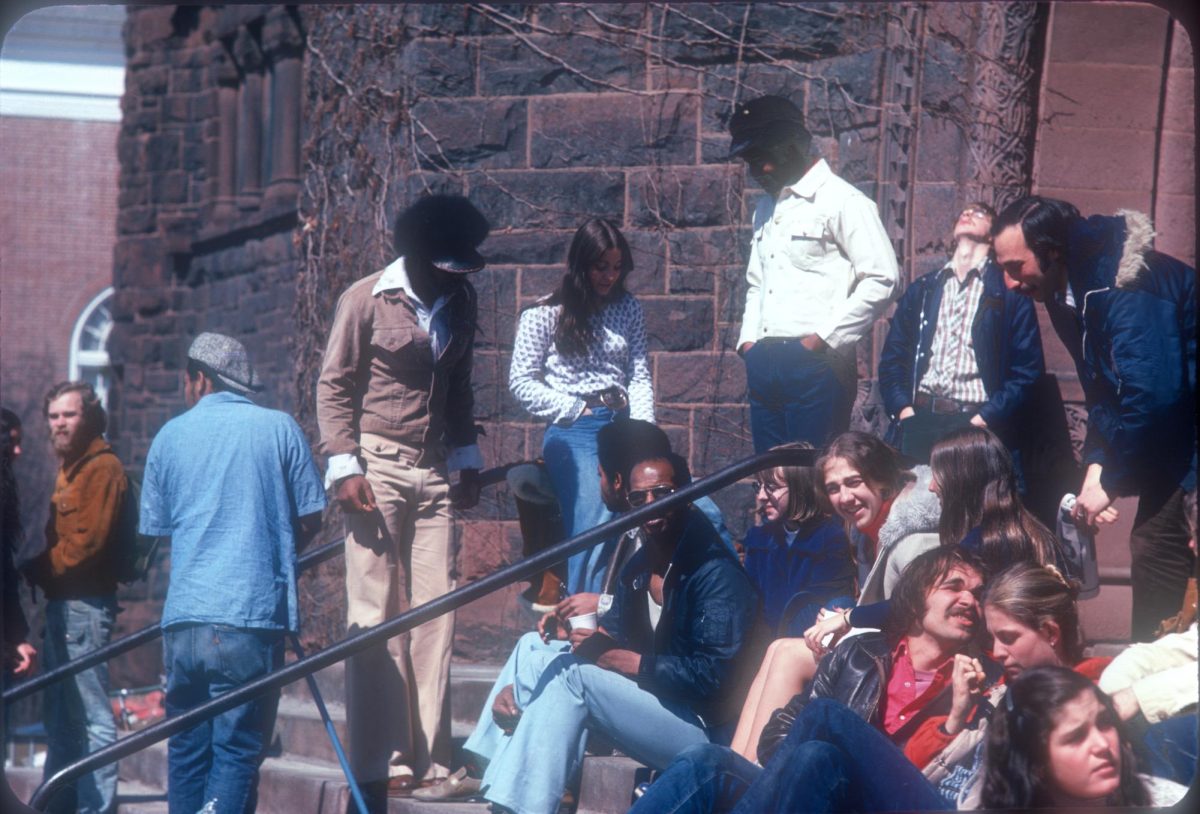 Students gather outside Billings library on a sunny day 1974.